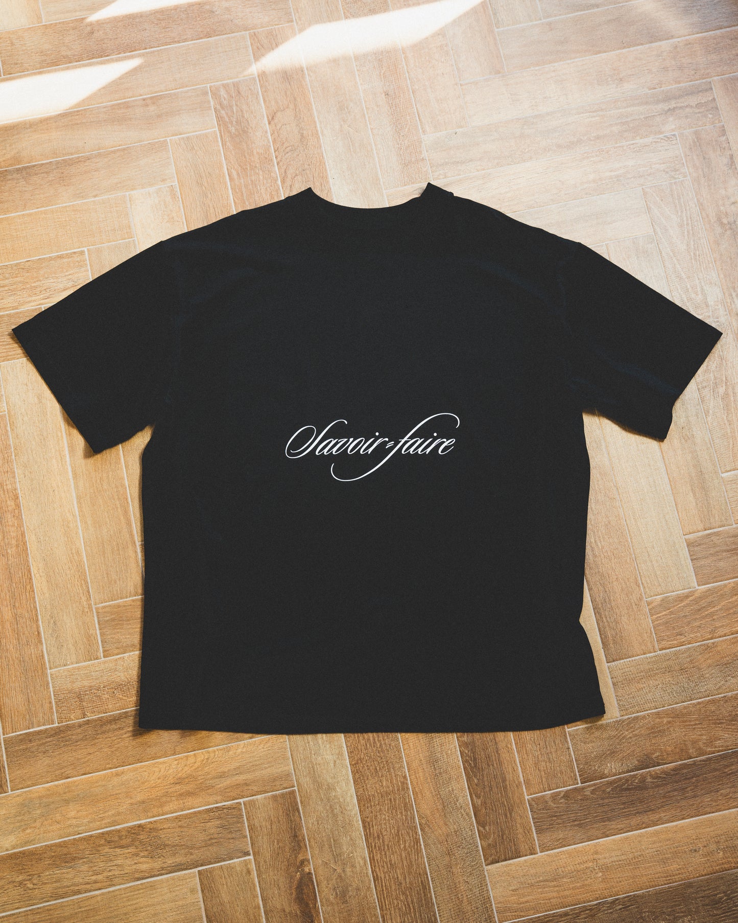SAVOIR-FAIRE BLACK TEE