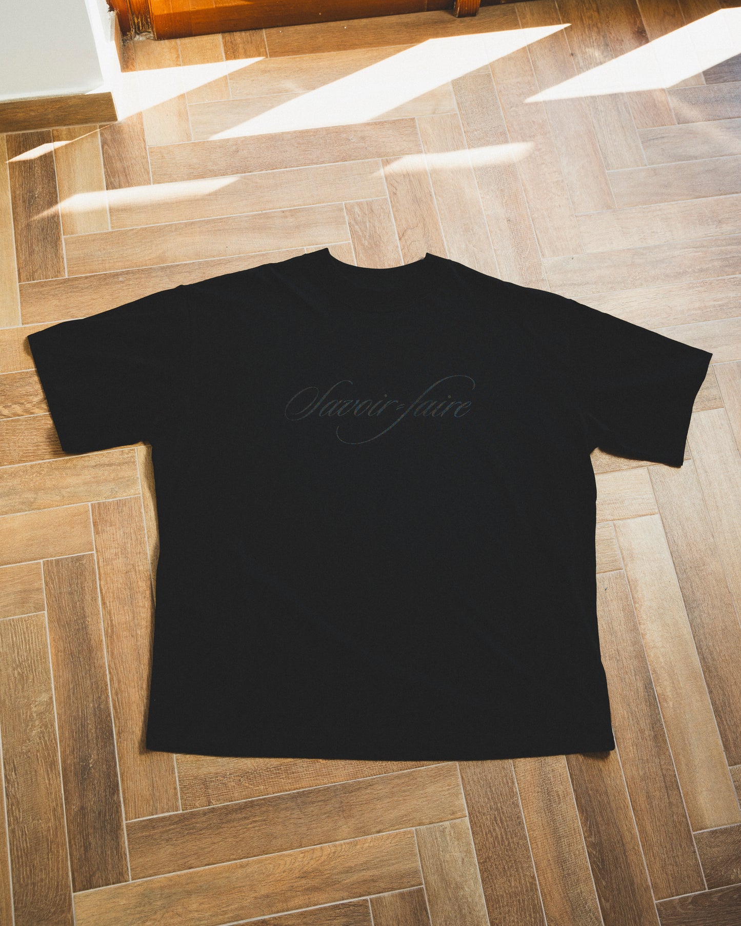 SAVOIR-FAIRE TOTAL BLACK TEE